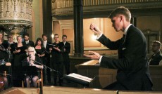 Alexander Jan Öberg leder ensemblen under sin examenskonsert. Foto: Maria Berg