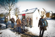 På den egna täppan utanför huset ingår även en rabarberplanta och en vinbärsbuske. Foto: Jens Hunt