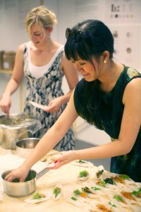 Moé Takemura förbereder maten gästerna snart ska få förtära. Foto: Lukas Norrsell
