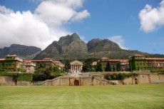 Här, på Cape Town University, försökte tre förstaårsstudenter övernatta i tre dygn. Under tiden blev de flera gånger bortkörda av universitetets säkerhetspersonal. De klarade sig genom att studera och dricka öl.