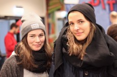 Ellen Berglund och Sandra Svensson, båda 19 år, köade i 12 timmar för att få bli karnevalister. Foto: Saga Sandin.