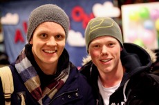 Måns Holmberg och Lukas Ingvarsson spenderade större delen av köandet i ett partytält. Foto: Saga Sandin.