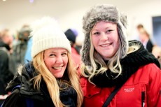 Två glada karnevalister – Pernilla Olsson och Josefin Olsson. Foto: Saga Sandin