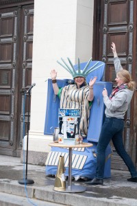 Den hemliga gästen var skådespelerskan Sanna Persson. Karnevalsgeneral Fanny Ramel jublar. Foto: Carl-Johan Kullving
