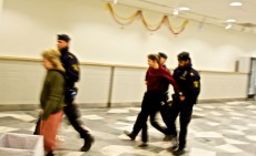 Polisen fick rycka in och avlägsna individer som störde föreläsningen. Foto: Jens Hansen.