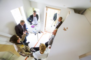 Civil- och bostadsminister Stefan Attefall (KD) besökte AF Bostäders BoKompakt och konstaterade att nybygget kan ge nationellt eko. Foto: Jens Hunt.