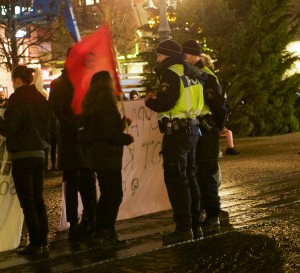 Polisen var på plats och tyckte det var en lugn demonstration. Foto: Tindra Englund.