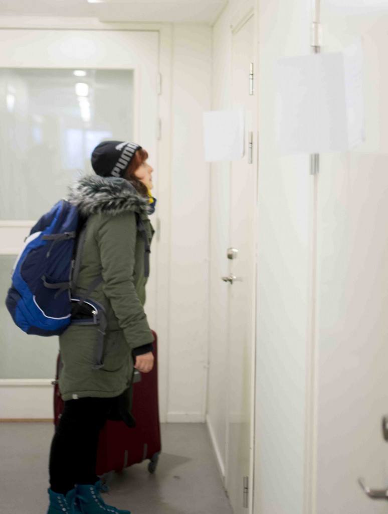 Marie-Victoria Simon möts av ett välkomstbrev på dörren. Foto: Jens Hansen.