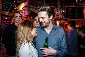 Lundagårds reporter Jessica Gustafsson och Vilhelm Hallberg på Herkules bar i Lund. Foto: Victoria Adolfsson.