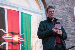 Jan Kjellström, präst i Svenska kyrkan, höll ett kort tal inför folkmassan. Foto: Lukas J. Herbers.