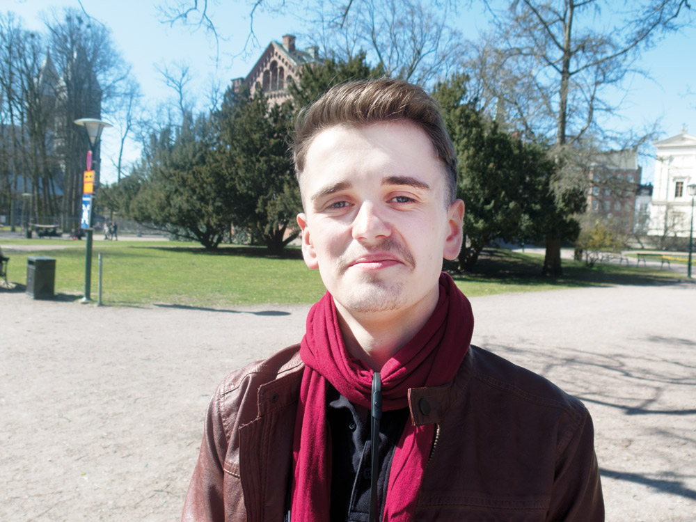 Daniel Mikkola, 22 år, pluggar fysik. 1. För att det är fantastiskt lundensikt att göra. Det hör till livsstilen om man bor i Lund. 2. Ingen aning. 3. Ja det gör det. Jag är med i Bleckhornen och vi spelar på mösspåtagningen och så har vi vår vårkonsert också.