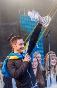 Måns Zelmerlöw lyfter vinsten från ESC. Foto: Saga Sandin