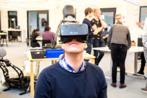 Lundagårds reporter testar Oculus Rift. Foto: Christina Zhou