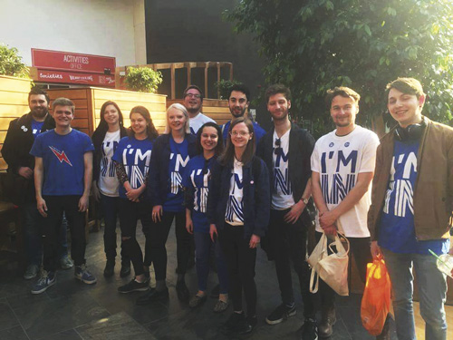  Kai Alexander Stuart (längst till höger) på väg ut till campus med gruppen Young European Movement och Students for Europe Edinburgh. 