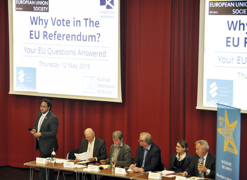 Anthony Salamone (längst till vänster) presenterar debattpanelen som ska svara på publikens frågor om EU-folkomröstningen. Foto: Boel Marcks von Würtemberg. 