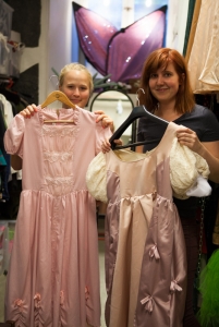 Prinsessklänningar finns det gott om. Foto: Tindra Englund.