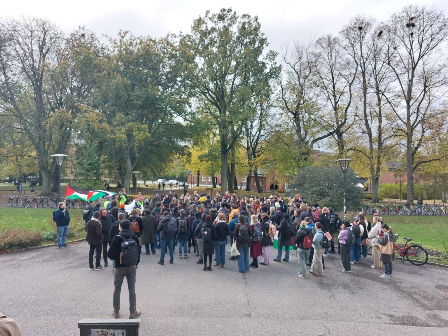 Demonstration Utanför UB: Studenter Kräver Att LU Bryter Kopplingar ...